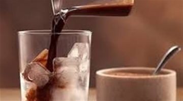 احذر.. أضرار صحية لشرب القهوة الباردة في الصيف