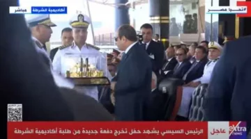 السيسي يتسلم هدية تذكارية من رئيس أكاديمية الشرطة