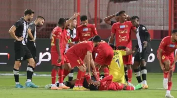 الوطن سبورت | لاعب الشباب السعودي يسقط أرضا بعد بلع لسانه في مباراة ضمك (فيديو)